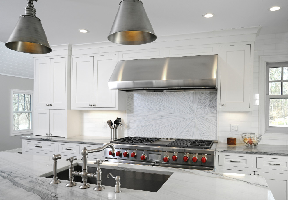 Idéer för att renovera ett avskilt vintage vit vitt u-kök, med släta luckor, vita skåp, marmorbänkskiva och en köksö