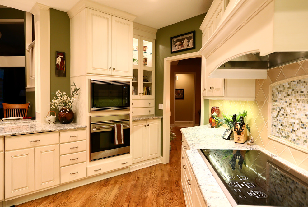 カンザスシティにあるトランジショナルスタイルのおしゃれなキッチン (御影石カウンター、シルバーの調理設備、緑のキッチンカウンター) の写真