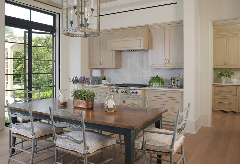 Источник вдохновения для домашнего уюта: кухня в морском стиле с обеденным столом, серым фартуком и паркетным полом среднего тона