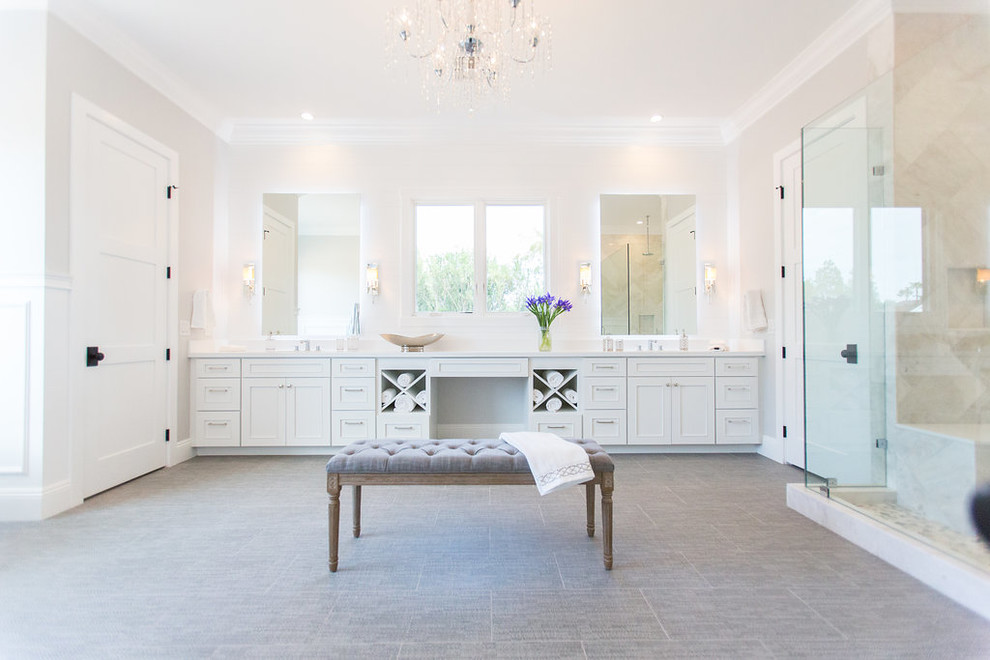 Exempel på ett stort klassiskt vit vitt kök, med vita skåp, en dubbel diskho, luckor med infälld panel, bänkskiva i kvarts, flerfärgad stänkskydd, stänkskydd i cementkakel, rostfria vitvaror, mellanmörkt trägolv, en köksö och grått golv