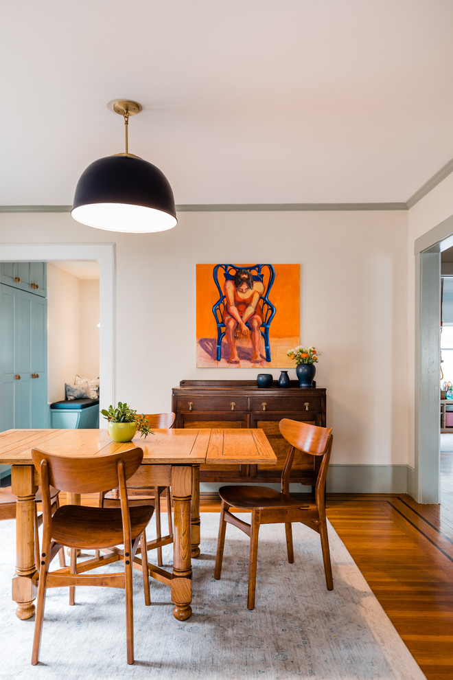 Стильный дизайн: кухня-столовая среднего размера в стиле неоклассика (современная классика) с полом из линолеума и синим полом - последний тренд