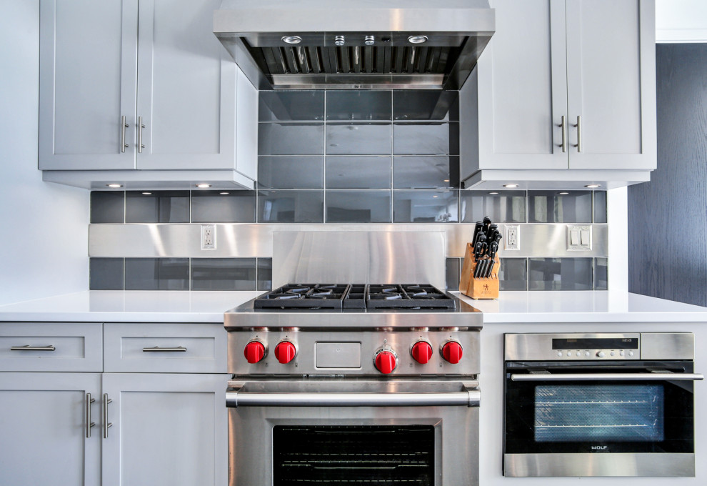 Idee per una cucina chic di medie dimensioni con ante in stile shaker, ante grigie, top in quarzite, elettrodomestici in acciaio inossidabile, pavimento in ardesia, pavimento nero e top bianco