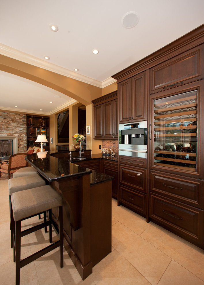 Exempel på ett mycket stort rustikt kök, med en undermonterad diskho, luckor med upphöjd panel, skåp i mörkt trä, granitbänkskiva, rött stänkskydd, stänkskydd i porslinskakel, rostfria vitvaror, klinkergolv i porslin, en halv köksö och beiget golv