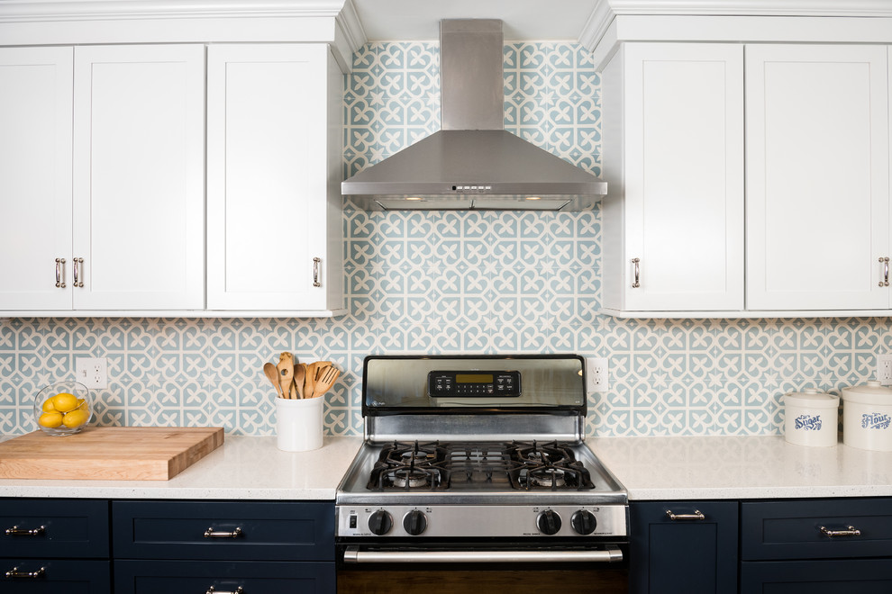 Klassische Küche mit Schrankfronten im Shaker-Stil, blauen Schränken, Mineralwerkstoff-Arbeitsplatte, Küchenrückwand in Blau, Rückwand aus Zementfliesen und weißer Arbeitsplatte in Philadelphia