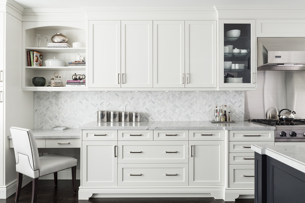 Immagine di una cucina classica con ante in stile shaker, ante bianche, paraspruzzi grigio, elettrodomestici in acciaio inossidabile, parquet scuro e pavimento marrone