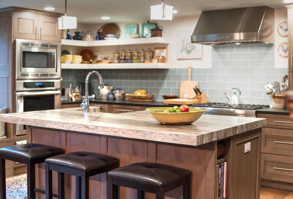 Idéer för mellanstora vintage flerfärgat kök, med luckor med infälld panel, skåp i mörkt trä, bänkskiva i kvartsit, grönt stänkskydd, stänkskydd i glaskakel, rostfria vitvaror, mellanmörkt trägolv, en köksö och brunt golv