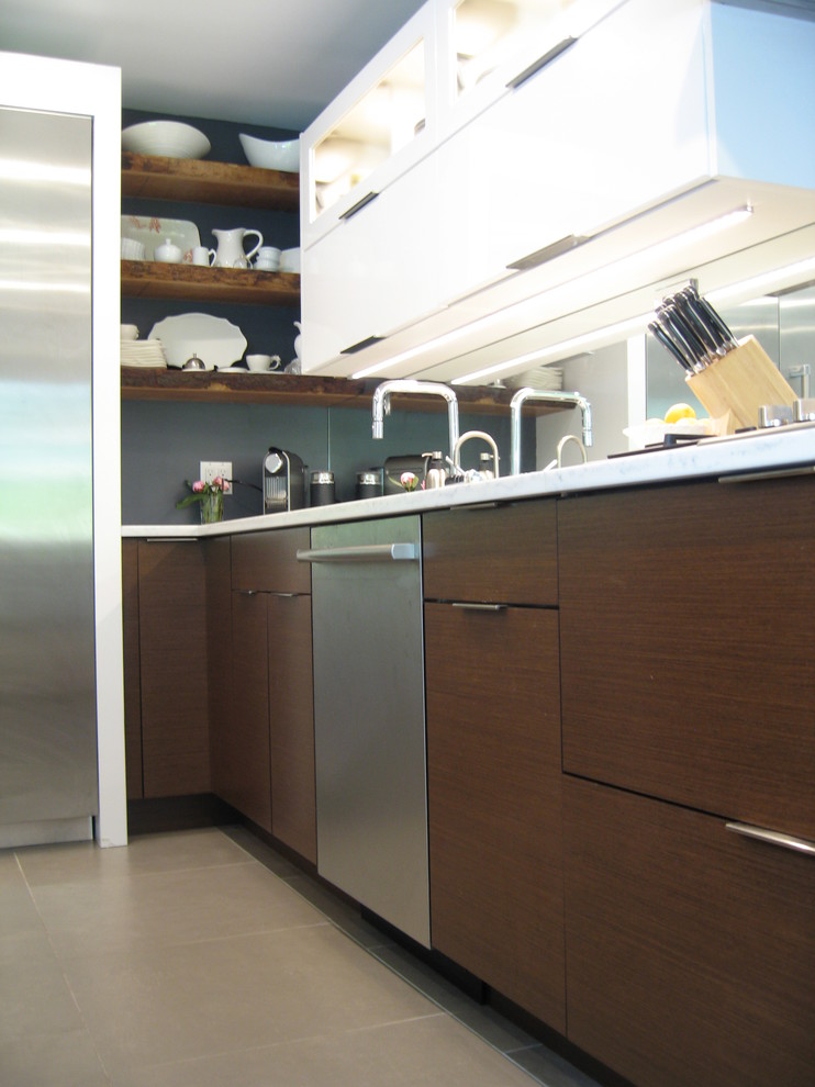 Immagine di un cucina con isola centrale chic con paraspruzzi a specchio, elettrodomestici in acciaio inossidabile e pavimento in ardesia
