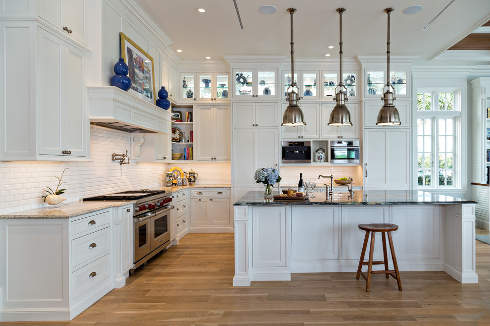 Esempio di una cucina chic con ante in stile shaker, ante bianche, paraspruzzi bianco, paraspruzzi con piastrelle diamantate e pavimento in legno massello medio
