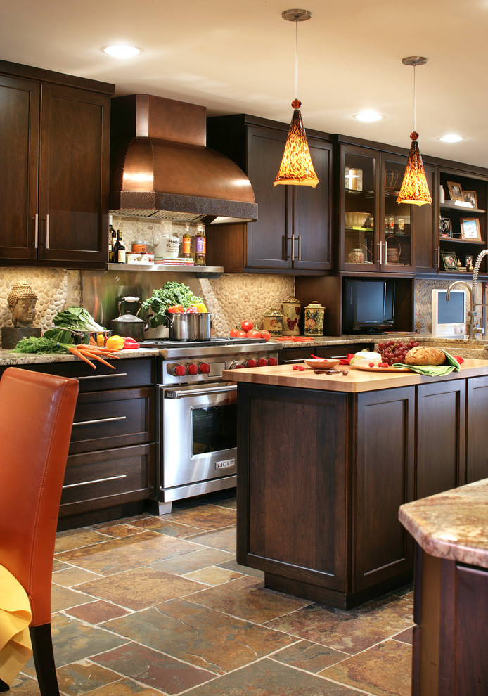 Immagine di una cucina classica di medie dimensioni con lavello sottopiano, ante in stile shaker, ante in legno bruno, top in granito e pavimento in travertino
