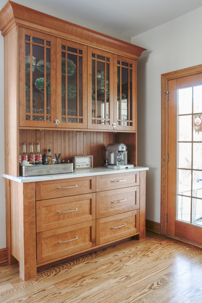 Exempel på ett stort klassiskt vit vitt kök, med en rustik diskho, skåp i shakerstil, skåp i mellenmörkt trä, bänkskiva i kvarts, vitt stänkskydd, stänkskydd i marmor, rostfria vitvaror, mellanmörkt trägolv, en köksö och brunt golv