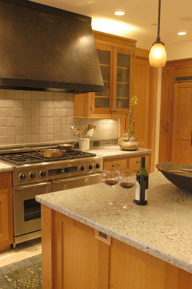 Offene, Große Klassische Küche mit hellbraunen Holzschränken, Küchenrückwand in Weiß und Kücheninsel in San Francisco