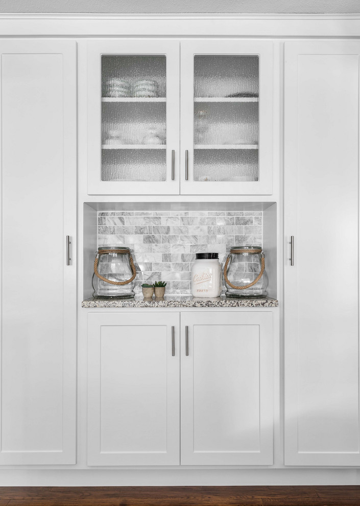 Exempel på ett mycket stort modernt grå grått u-kök, med en enkel diskho, luckor med infälld panel, vita skåp, granitbänkskiva, grått stänkskydd, stänkskydd i marmor, rostfria vitvaror, mellanmörkt trägolv, en köksö och brunt golv