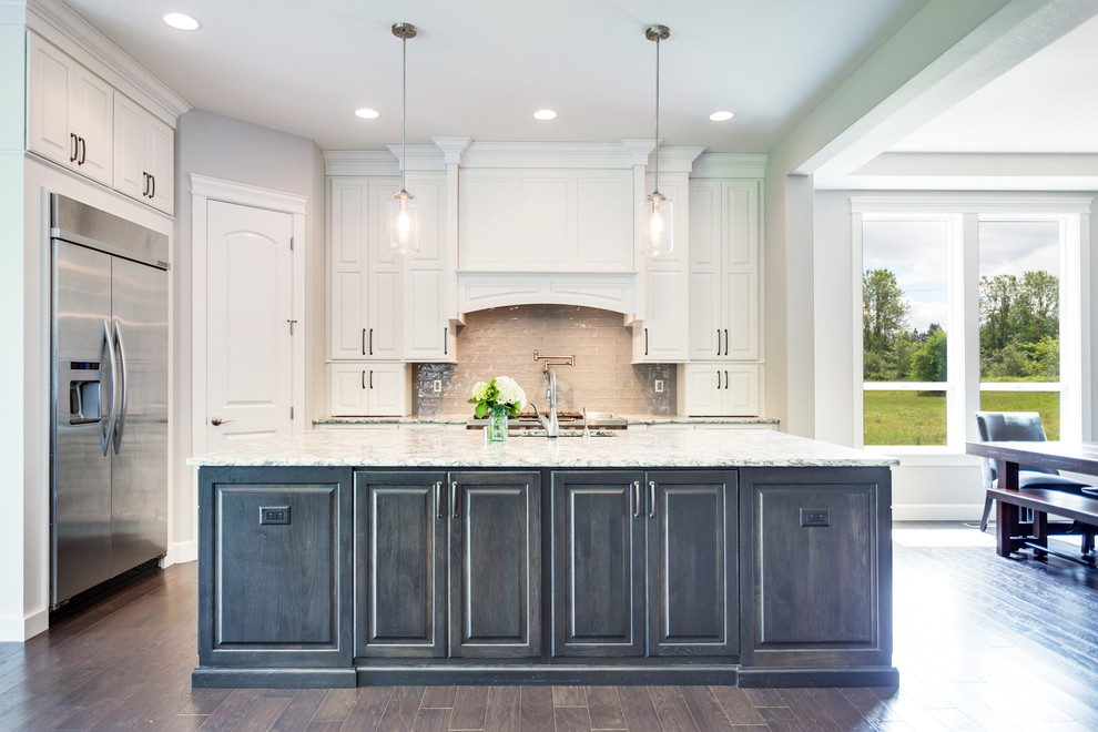 Imagen de cocina comedor clásica renovada con armarios estilo shaker, puertas de armario blancas y encimera de cobre