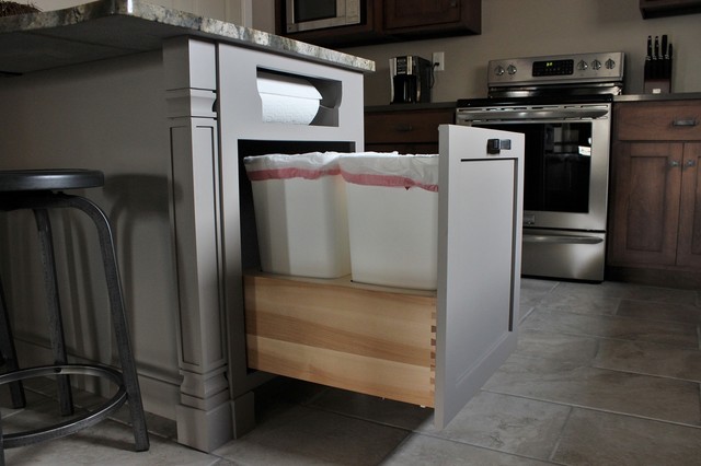 https://st.hzcdn.com/simgs/pictures/kitchens/trash-can-and-paper-towel-storage-cdh-designs-llc-img~a5416dc70460f769_4-2983-1-725827f.jpg