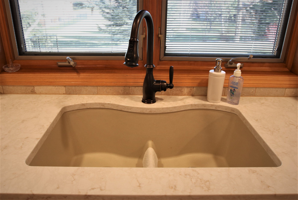 Immagine di una grande stanza da bagno classica con ante con bugna sagomata, ante in legno chiaro, parquet chiaro e pavimento multicolore
