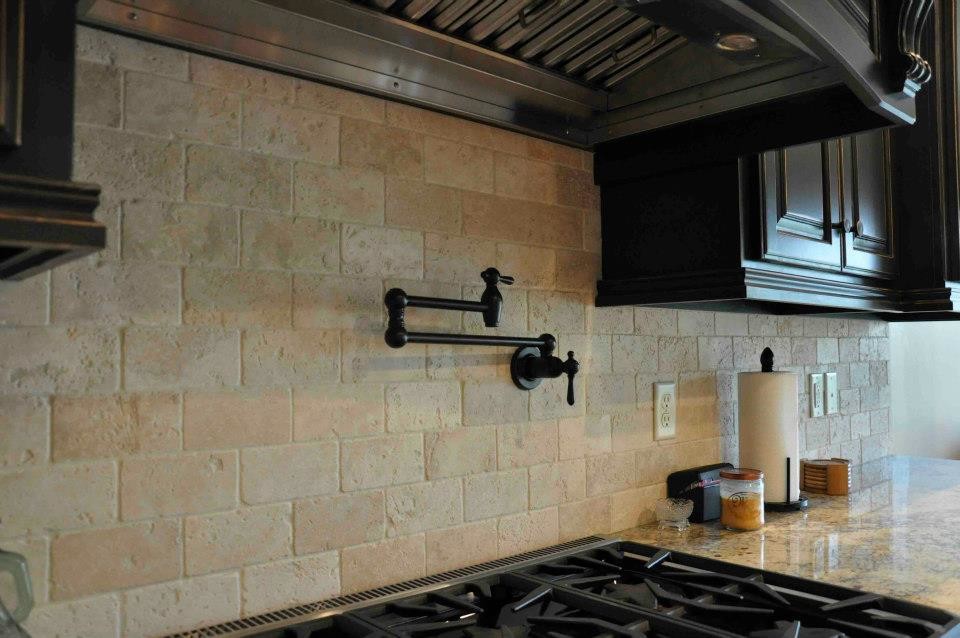 Travertine Backsplash American Craftsman Küche New Orleans von
