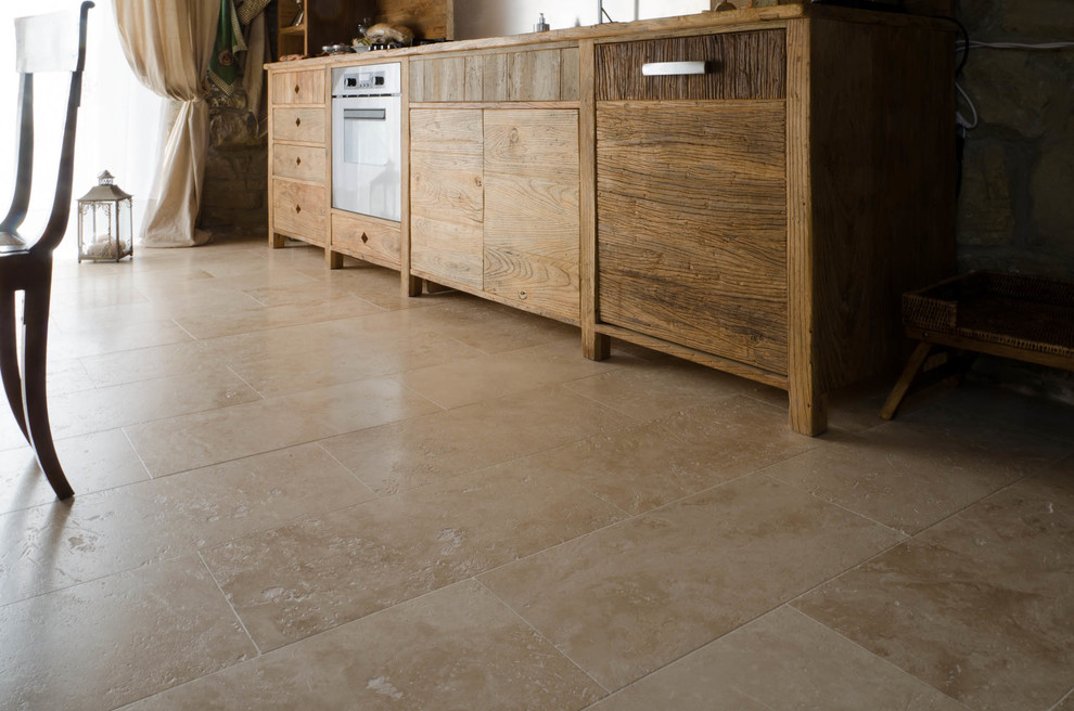Foto på ett mellanstort shabby chic-inspirerat kök och matrum, med en integrerad diskho, skåp i mellenmörkt trä och travertin golv