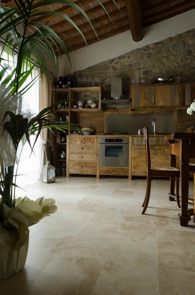 Shabby chic-inspirerad inredning av ett mellanstort kök och matrum, med en integrerad diskho, skåp i mellenmörkt trä och travertin golv