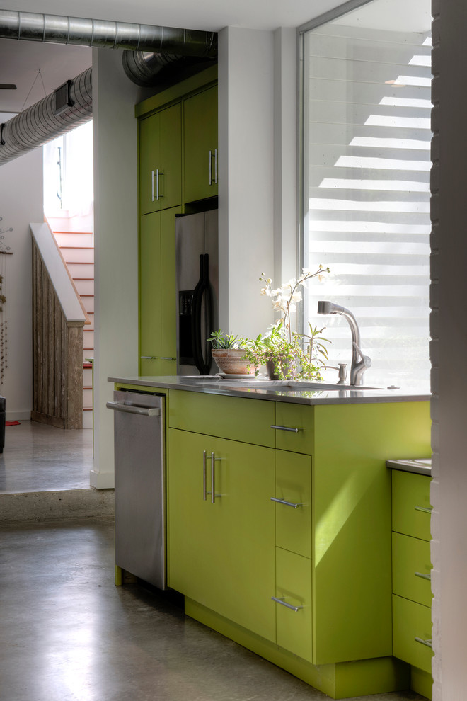 Idéer för mellanstora funkis kök, med en undermonterad diskho, släta luckor, gröna skåp, bänkskiva i rostfritt stål, betonggolv, en köksö, rostfria vitvaror och grått golv