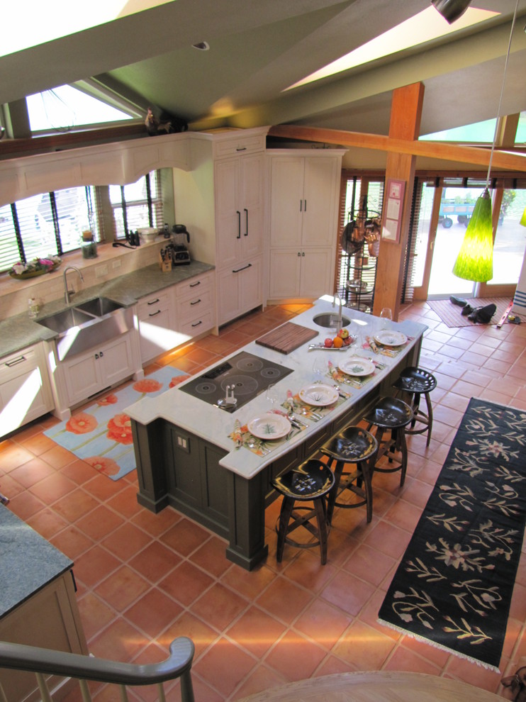 Exempel på ett mycket stort klassiskt kök, med en undermonterad diskho, skåp i shakerstil, gröna skåp, granitbänkskiva, vitt stänkskydd, stänkskydd i stenkakel, rostfria vitvaror, klinkergolv i terrakotta och en köksö