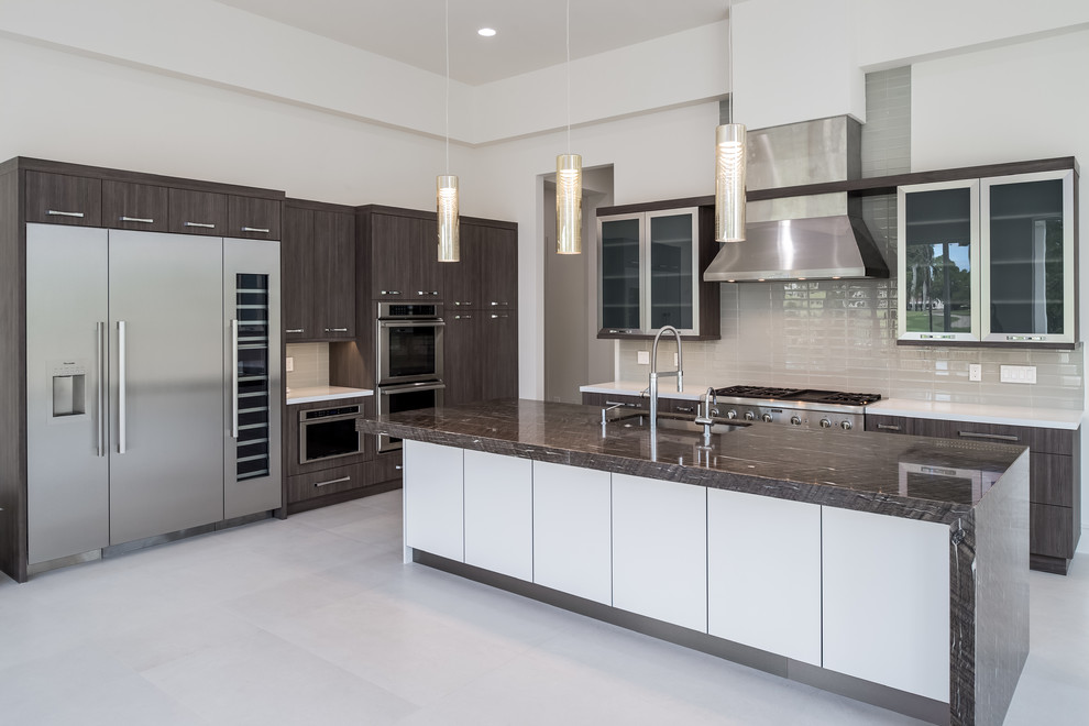 Offene Moderne Küche mit Landhausspüle, Küchenrückwand in Grau, Rückwand aus Glasfliesen, Küchengeräten aus Edelstahl und Porzellan-Bodenfliesen in Miami