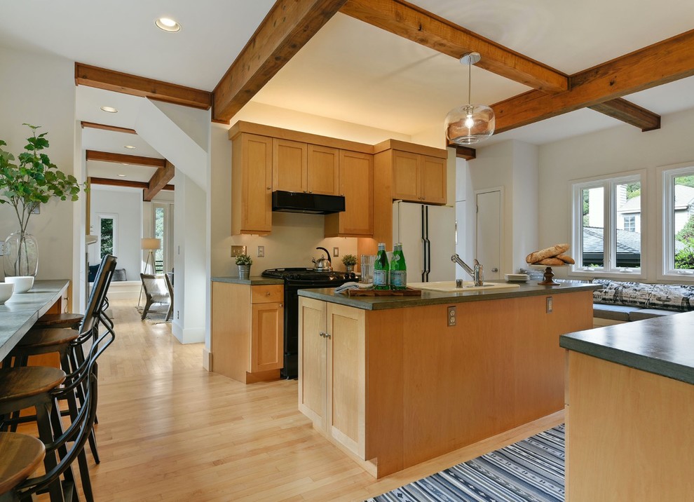 Foto på ett mellanstort rustikt kök, med en enkel diskho, luckor med infälld panel, skåp i ljust trä, bänkskiva i betong, rostfria vitvaror, bambugolv, en köksö och beiget golv