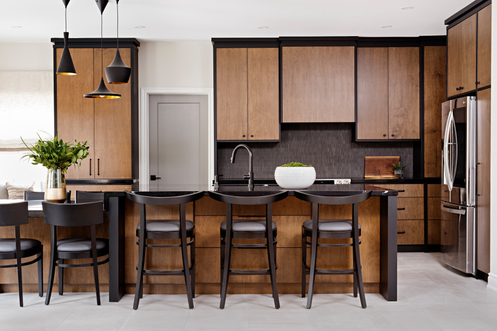Foto på ett mellanstort eklektiskt svart kök, med en undermonterad diskho, släta luckor, skåp i mellenmörkt trä, bänkskiva i kvarts, svart stänkskydd, stänkskydd i porslinskakel, rostfria vitvaror, klinkergolv i porslin, en köksö och grått golv