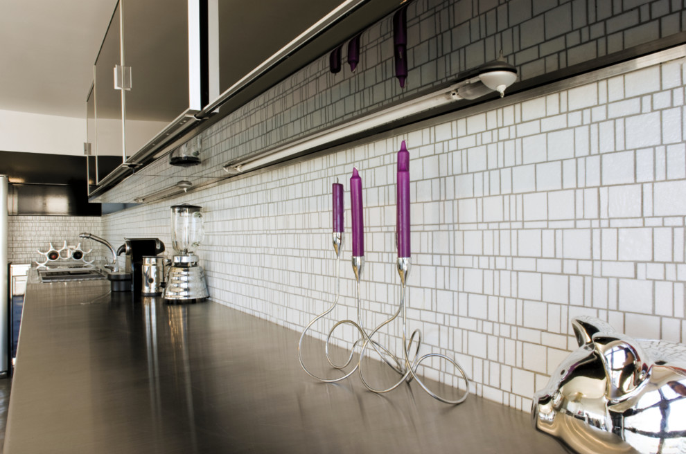 Zweizeilige, Große Moderne Wohnküche mit flächenbündigen Schrankfronten, weißen Schränken, Zink-Arbeitsplatte, Küchenrückwand in Weiß, Rückwand aus Mosaikfliesen, Betonboden, Kücheninsel und grauem Boden in Toronto
