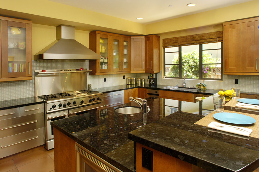 Foto di una cucina tradizionale in acciaio con ante in stile shaker, ante in legno scuro, paraspruzzi grigio, paraspruzzi con piastrelle a mosaico e elettrodomestici in acciaio inossidabile
