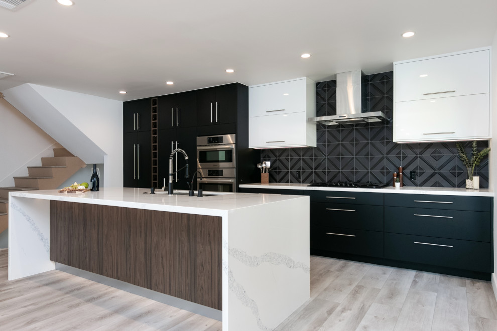 Exempel på ett mellanstort modernt vit linjärt vitt kök med öppen planlösning, med en enkel diskho, släta luckor, svarta skåp, bänkskiva i kvarts, svart stänkskydd, stänkskydd i keramik, integrerade vitvaror, vinylgolv, en köksö och beiget golv
