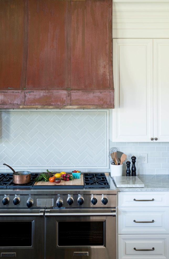 Bild på ett stort eklektiskt kök, med en rustik diskho, luckor med upphöjd panel, vita skåp, marmorbänkskiva, grått stänkskydd, stänkskydd i keramik, integrerade vitvaror, mörkt trägolv, en köksö och brunt golv