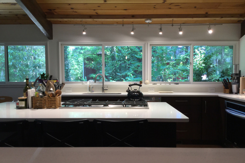 Exempel på ett mellanstort modernt kök, med en undermonterad diskho, släta luckor, skåp i mörkt trä, bänkskiva i kvarts, vitt stänkskydd, rostfria vitvaror, mellanmörkt trägolv och en köksö