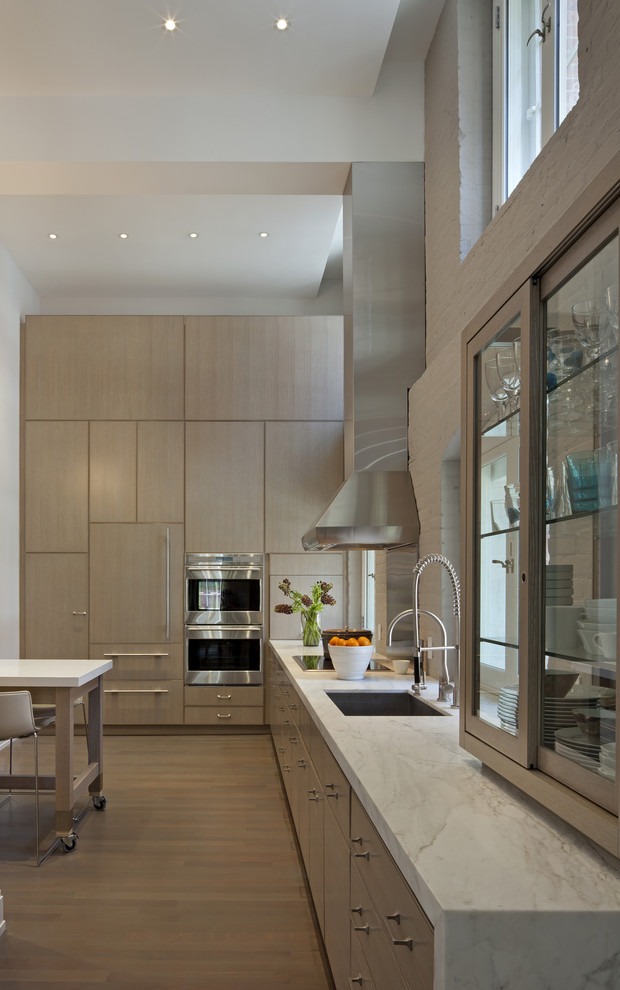 Moderne Küche mit Küchengeräten aus Edelstahl in New York