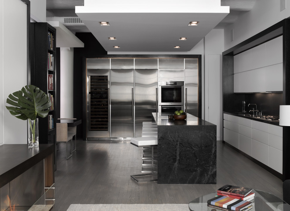 Moderne Küchenbar mit Küchengeräten aus Edelstahl, flächenbündigen Schrankfronten, weißen Schränken und Speckstein-Arbeitsplatte in New York