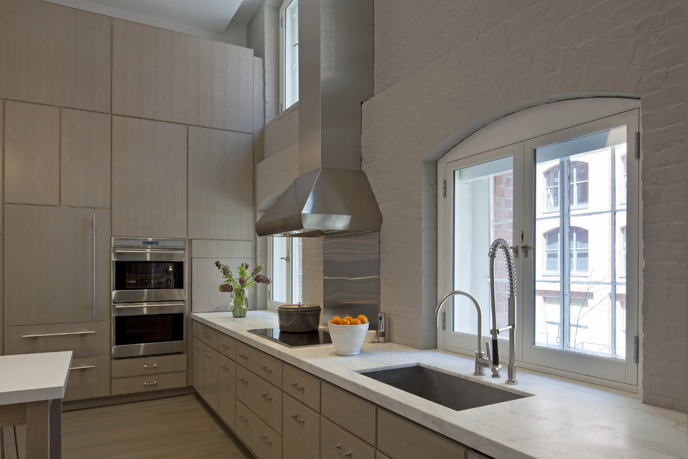 На фото: кухня в современном стиле с врезной мойкой и плоскими фасадами с