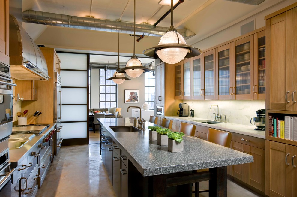 Zweizeilige Moderne Küche mit Unterbauwaschbecken, Glasfronten, hellbraunen Holzschränken und Küchengeräten aus Edelstahl in New York