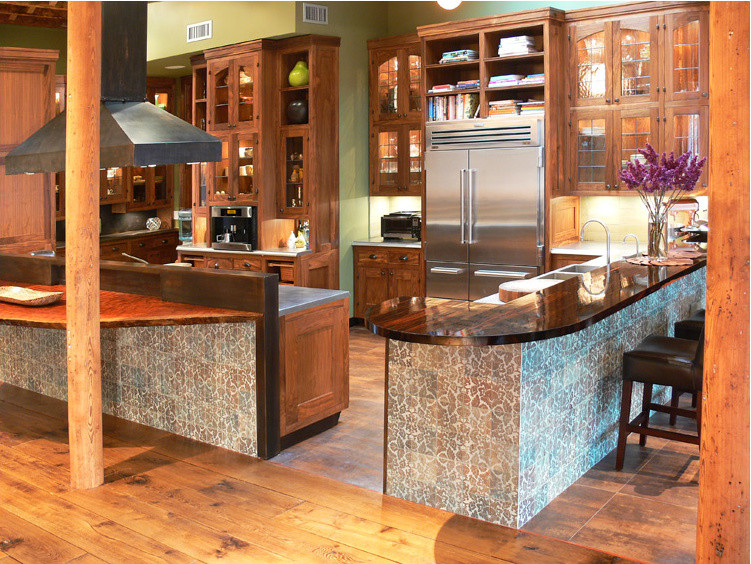 Stilmix Küche mit Porzellan-Bodenfliesen in New York