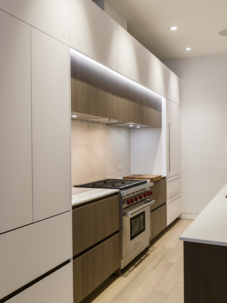 Foto på ett funkis vit kök med öppen planlösning, med en undermonterad diskho, släta luckor, vita skåp, bänkskiva i koppar, integrerade vitvaror, ljust trägolv och en köksö