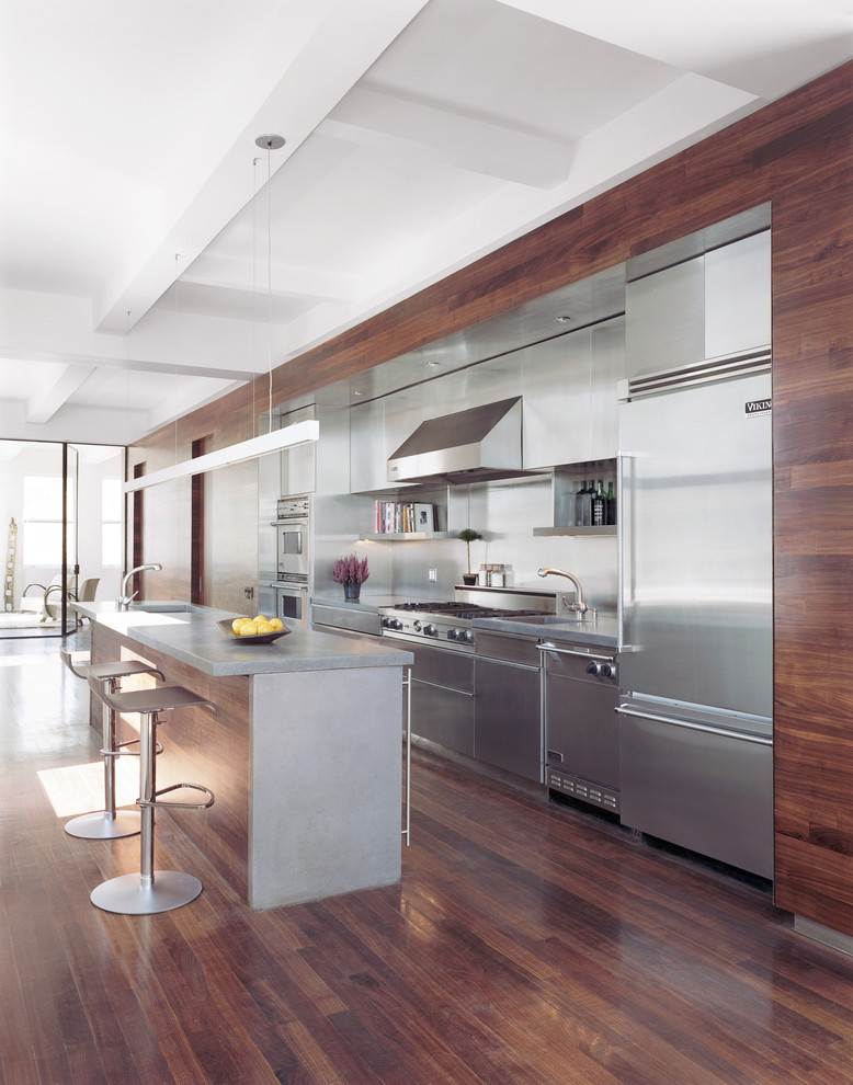 Свежая идея для дизайна: кухня в стиле модернизм с техникой из нержавеющей стали - отличное фото интерьера