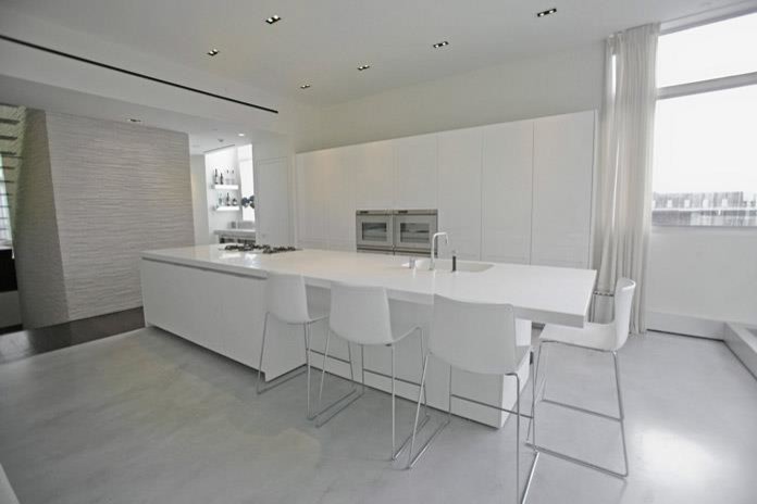 Idéer för ett stort modernt kök, med en nedsänkt diskho, släta luckor, vita skåp, laminatbänkskiva, vitt stänkskydd, rostfria vitvaror, målat trägolv och en köksö