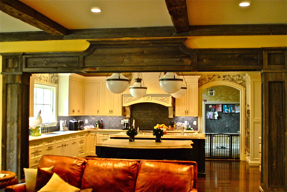 Bild på ett mellanstort rustikt kök, med skåp i shakerstil, vita skåp, brunt stänkskydd, stänkskydd i tegel, integrerade vitvaror, mörkt trägolv och en köksö