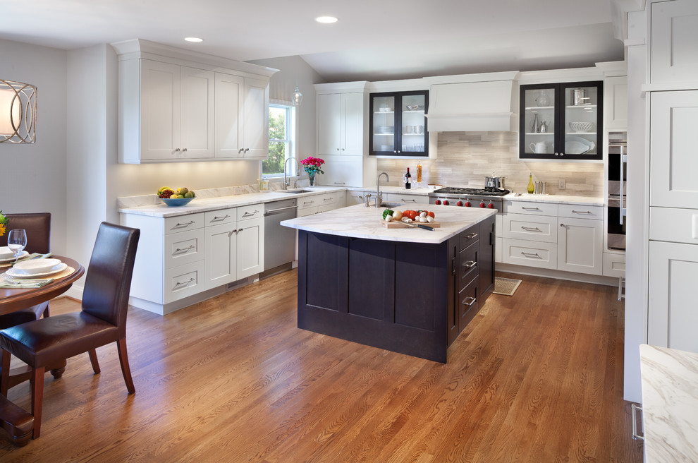 ワシントンD.C.にあるトランジショナルスタイルのおしゃれなキッチン (落し込みパネル扉のキャビネット、白いキャビネット、シルバーの調理設備) の写真