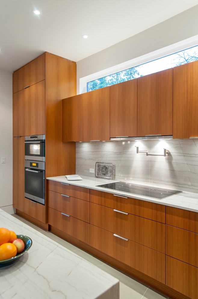Moderne Küche in L-Form mit Unterbauwaschbecken, flächenbündigen Schrankfronten und Küchengeräten aus Edelstahl in Vancouver