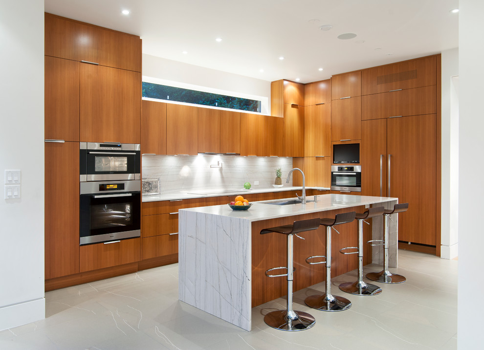 Exempel på ett modernt l-kök, med en undermonterad diskho, släta luckor, skåp i mellenmörkt trä, rostfria vitvaror och en köksö
