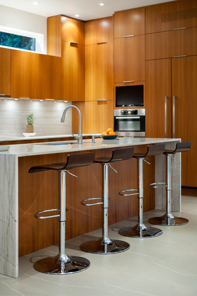 Moderne Küche in L-Form mit Unterbauwaschbecken, flächenbündigen Schrankfronten und Küchengeräten aus Edelstahl in Vancouver
