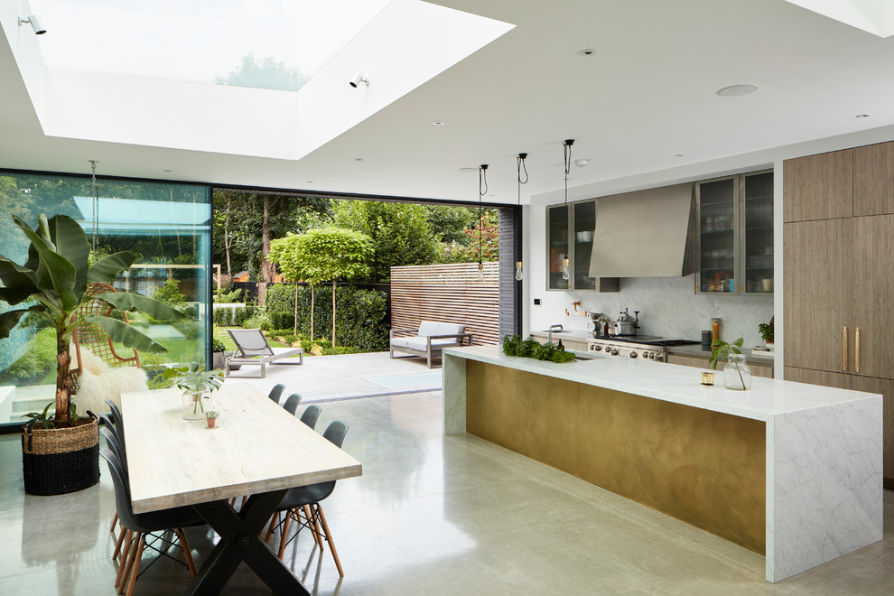 Immagine di una cucina minimal con top in marmo, pavimento in cemento e paraspruzzi bianco