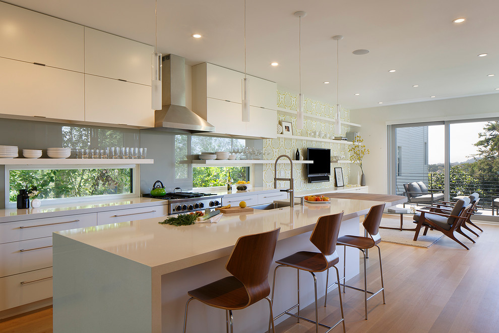 Zweizeilige Moderne Küche mit flächenbündigen Schrankfronten, Küchenrückwand in Grau und Kücheninsel in San Francisco