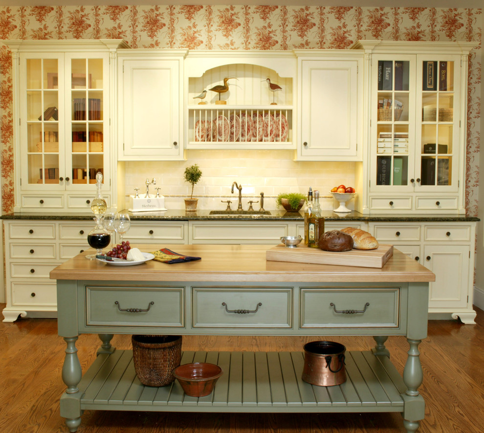 Exemple d'une cuisine avec un placard avec porte à panneau encastré, des portes de placard blanches, un plan de travail en bois, une crédence blanche, une crédence en carrelage métro et papier peint.