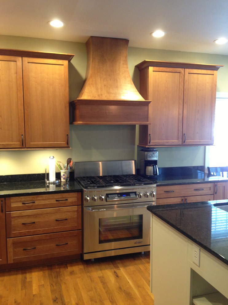 Example of a classic kitchen design in Richmond