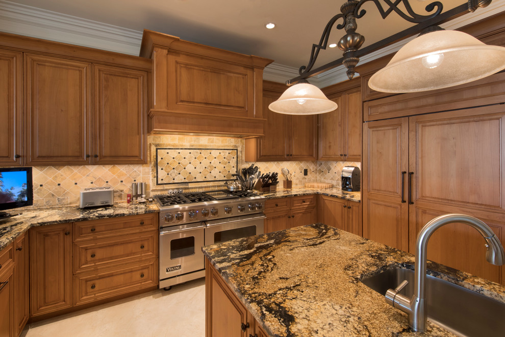 マイアミにある巨大なトラディショナルスタイルのおしゃれなキッチン (シングルシンク、中間色木目調キャビネット、木材カウンター、ベージュキッチンパネル、シルバーの調理設備、ベージュの床) の写真